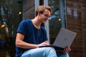 selective-focus-photo-of-man-using-laptop-1438081 (1)